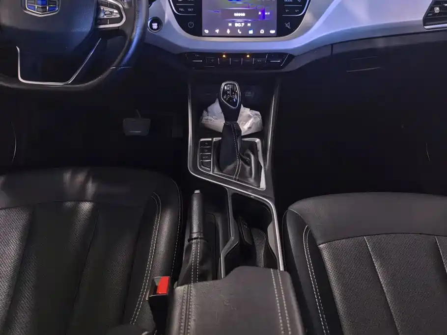 Фото 16 - Geely Vision X3