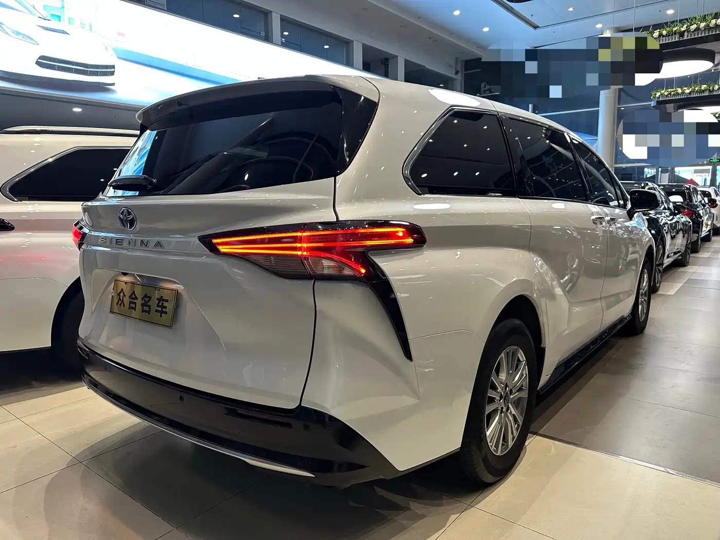 Toyota Sienna 2021 2.5L Hybrid Premium Edition фото 6
