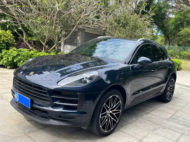 PORSCHE MACAN