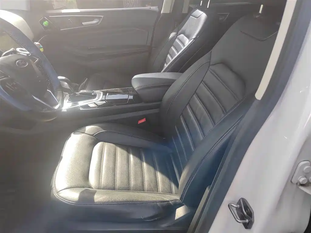 Photo 8 - Ford Edge