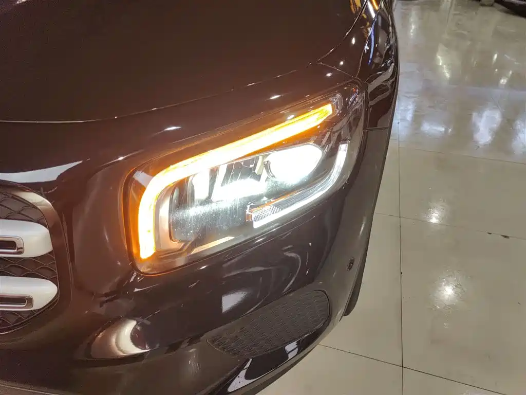 MERCEDES-BENZ GLB