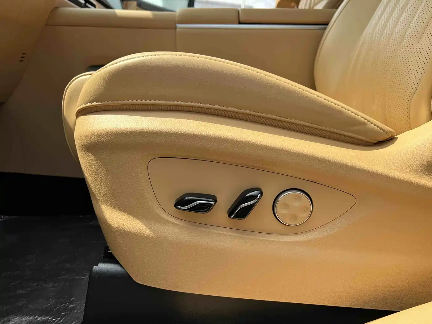 Voyah Auto Voyah Dreamer 2025 PHEV AWD Flagship Kunpeng Edition фото 14