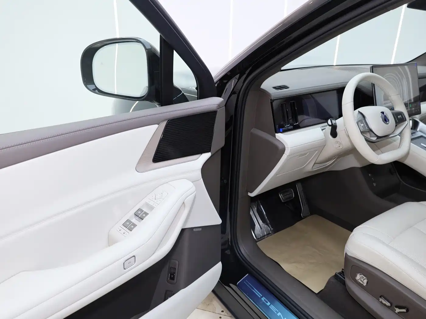 Denza N8L 2026 Model Prestige Edition фото 15