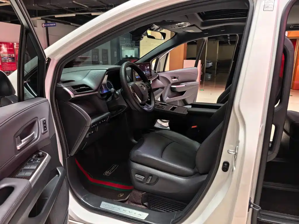 Фото 6 - Toyota Granvia