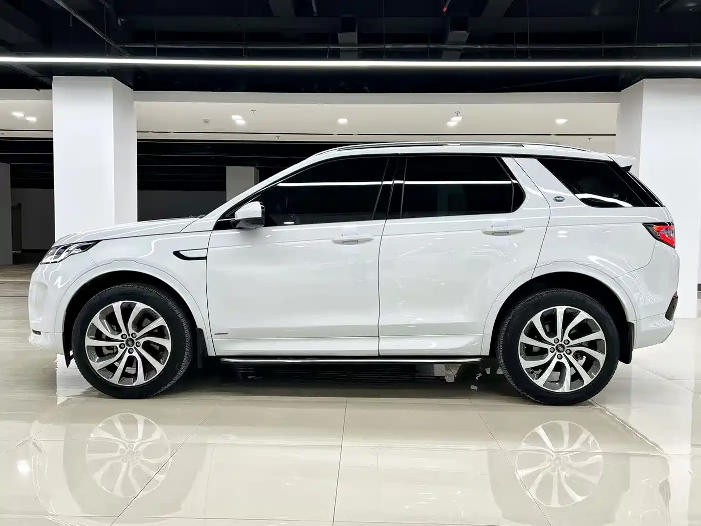 Land Rover Discovery Sport 2022 Model 249PS R-Dynamic S Performance Edition 5-Seater фото 3