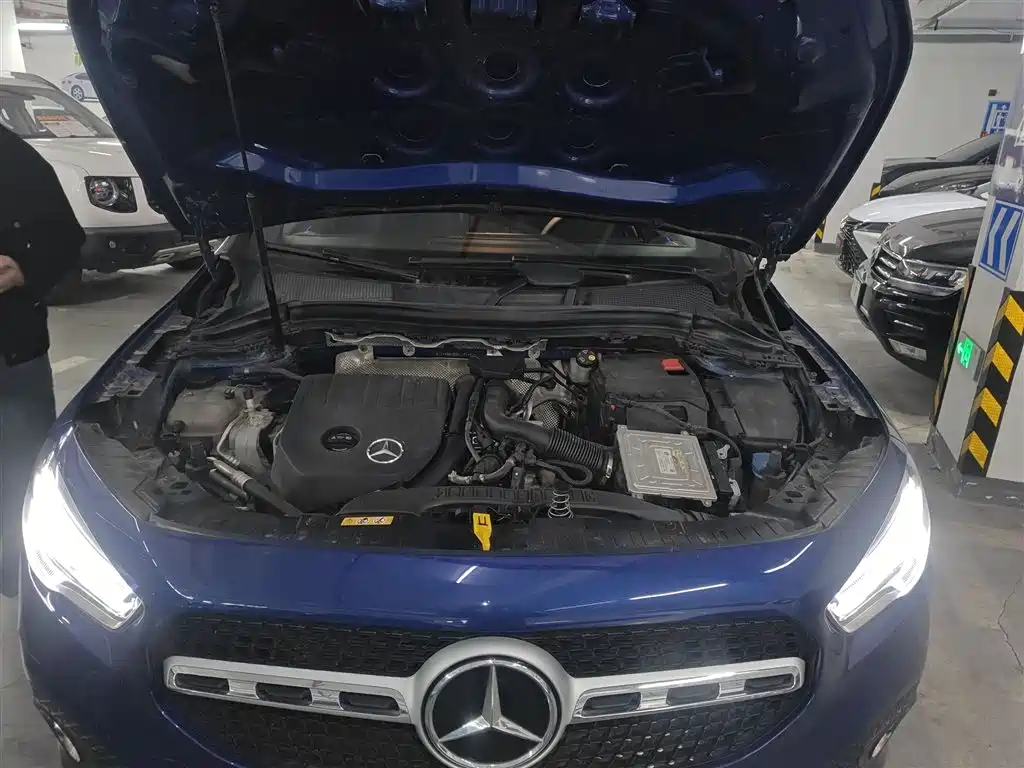 MERCEDES-BENZ GLA