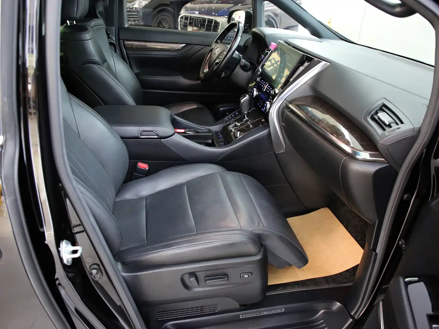 Toyota Vellfire 2021 Crown Hybrid 2.5L HV Supreme Edition фото 8