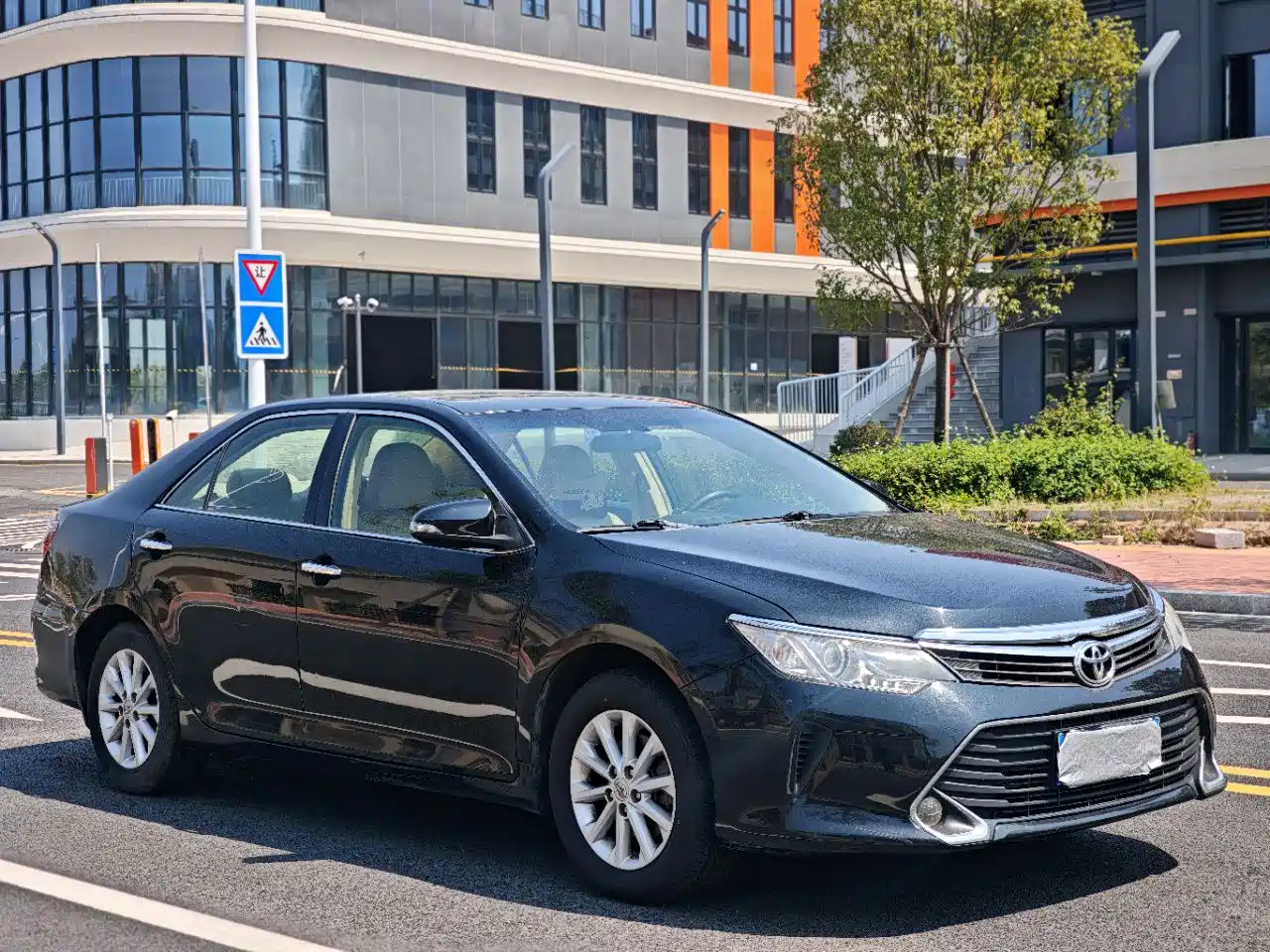 Toyota Camry 2016 2.0E 10th Anniversary Elite Edition фото 3