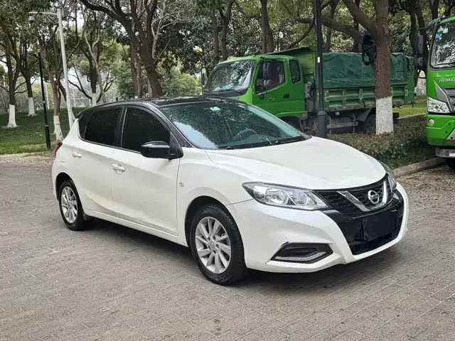 NISSAN TIIDA