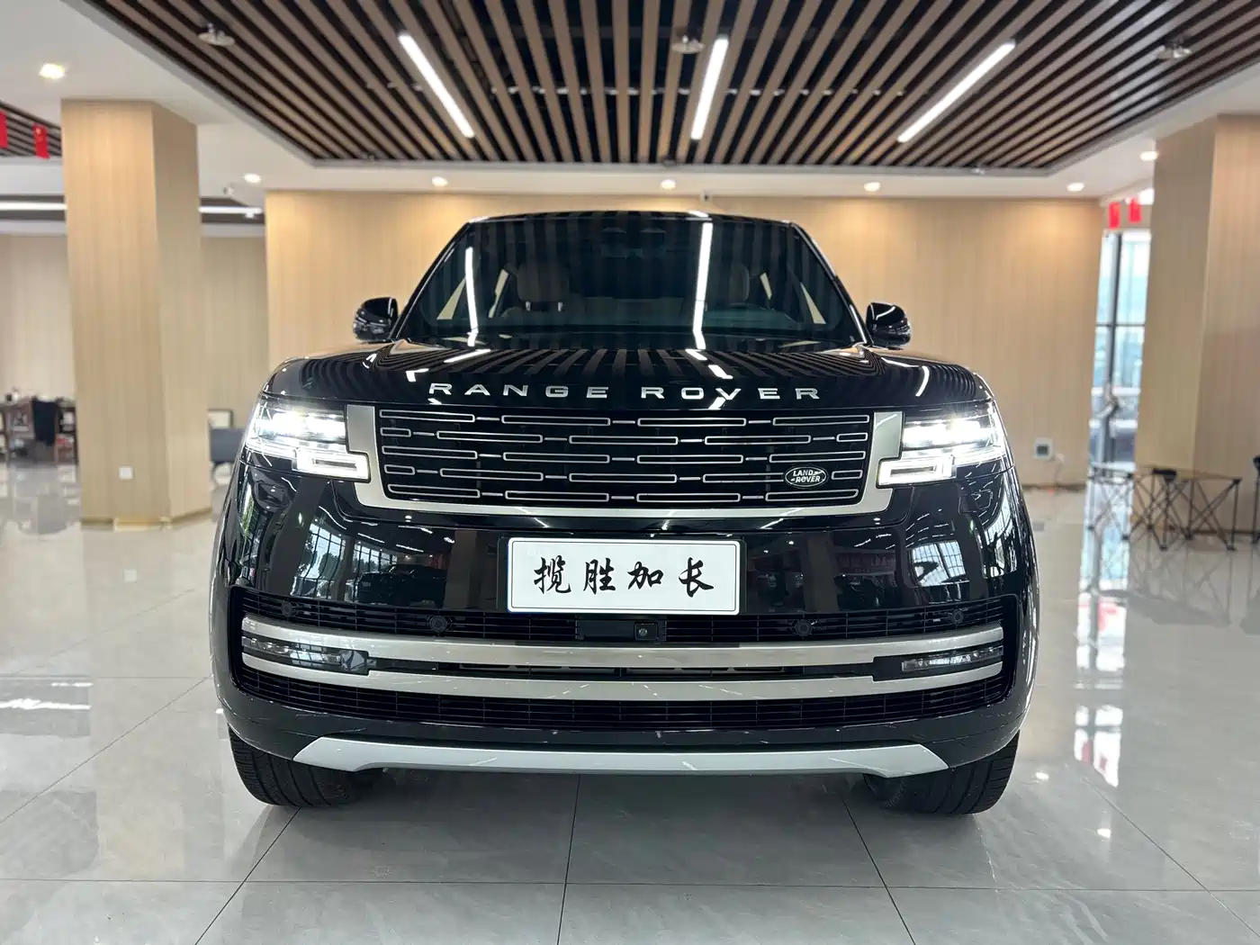 Land Rover Range Rover 2024 3.0 L6 400PS Golden Age Extended 7-Seater фото 2