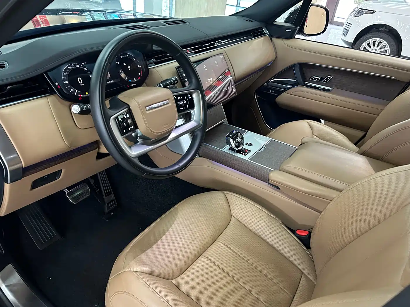 Land Rover Range Rover 2024 3.0 L6 400PS Golden Age Extended 7-Seater фото 8