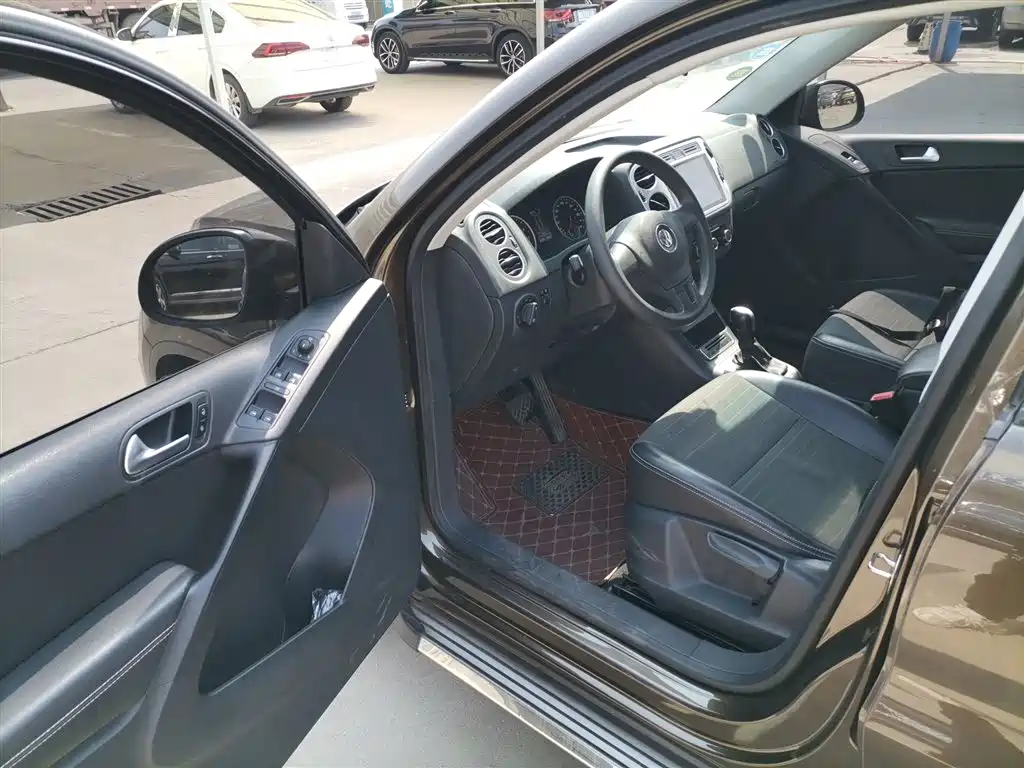 VOLKSWAGEN TIGUAN