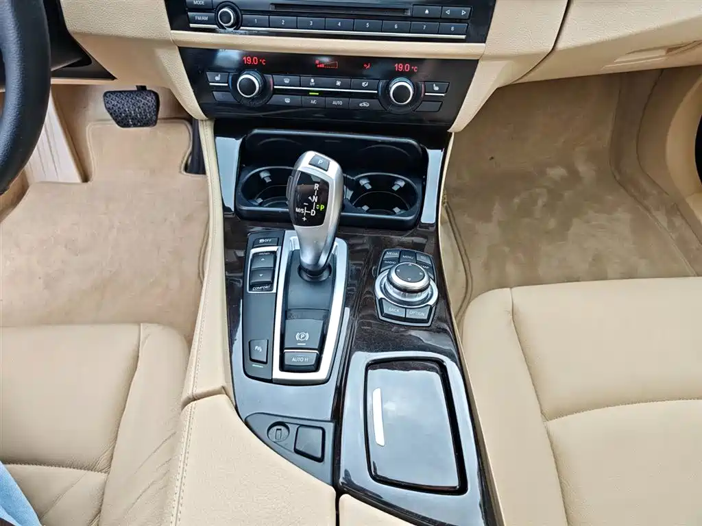 BMW 5 Series 2013 525Li Leadership фото 16