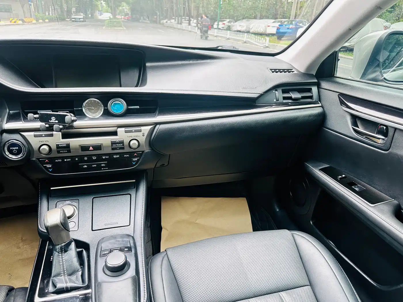 Lexus ES 2015 300h Comfort Edition фото 23