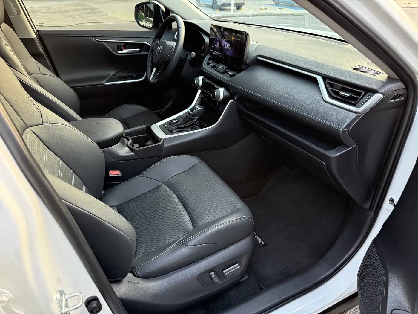 Toyota Wildlander 2023 Hybrid 2.5L E-CVT AWD Premium Edition фото 8