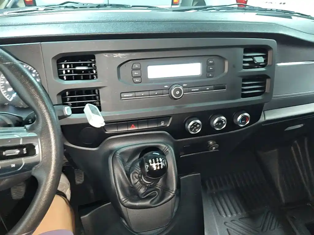 Jiangling JMC Fushun 2025 2025 Model 2.0T 6MT Diesel Short Wheelbase Medium-High Roof Commercial MPV 5/6 Seats