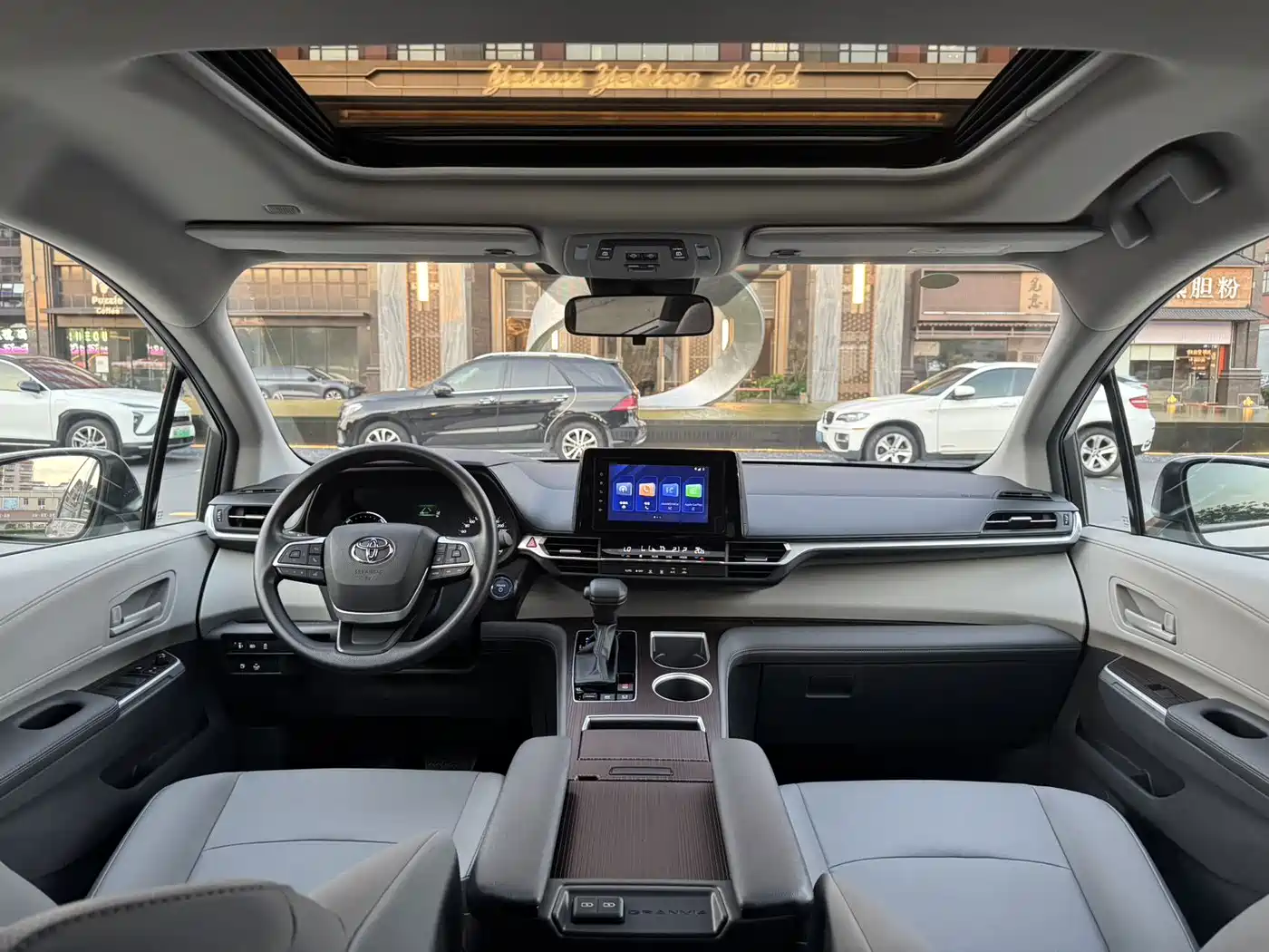 Toyota Granvia 2023 2.5L Hybrid Comfort Edition фото 21