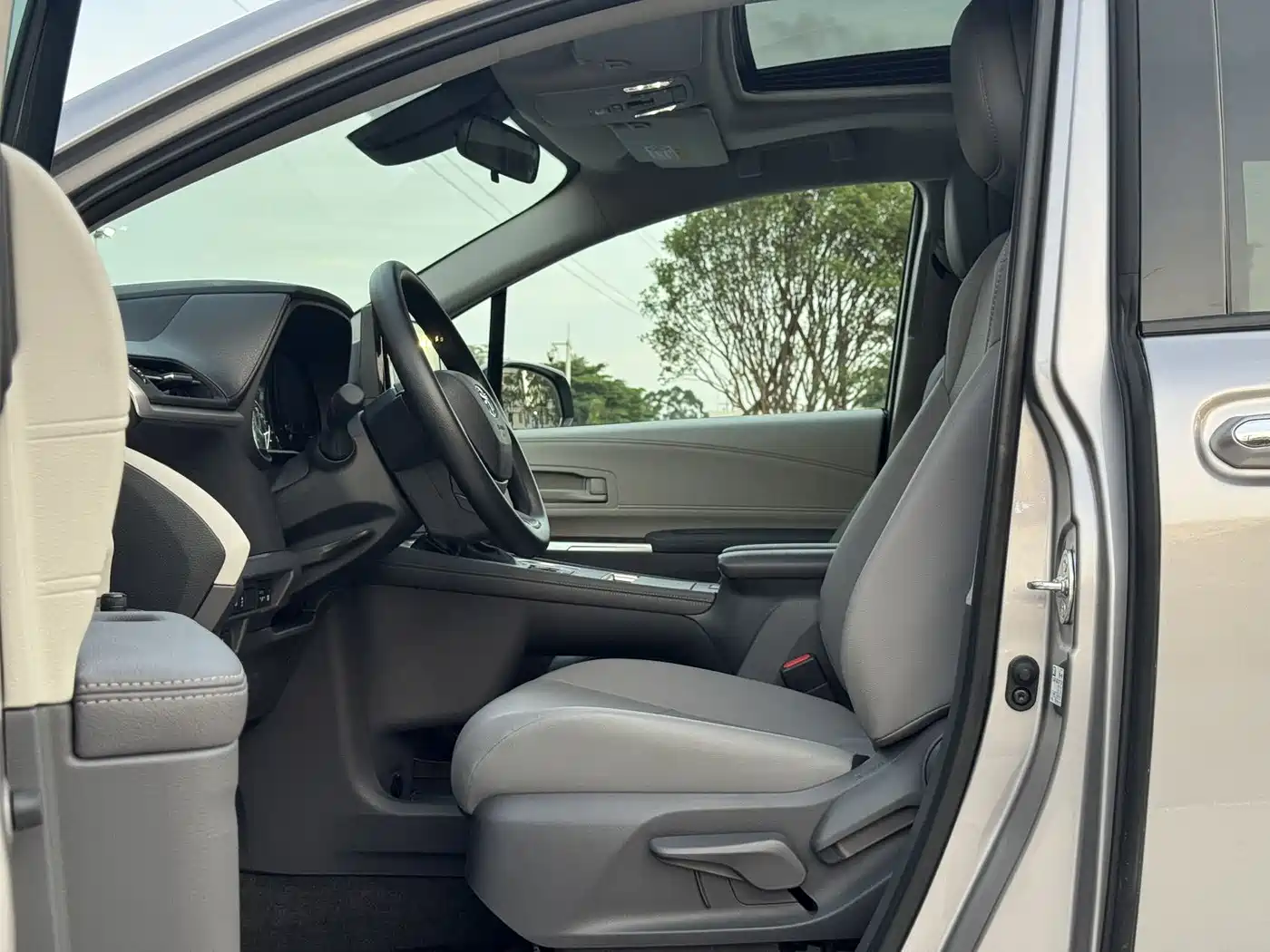 Toyota Granvia 2023 2.5L Hybrid Comfort Edition фото 18