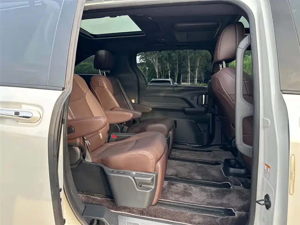 Toyota Sienna 2023 2.5L Hybrid Platinum Edition фото 21
