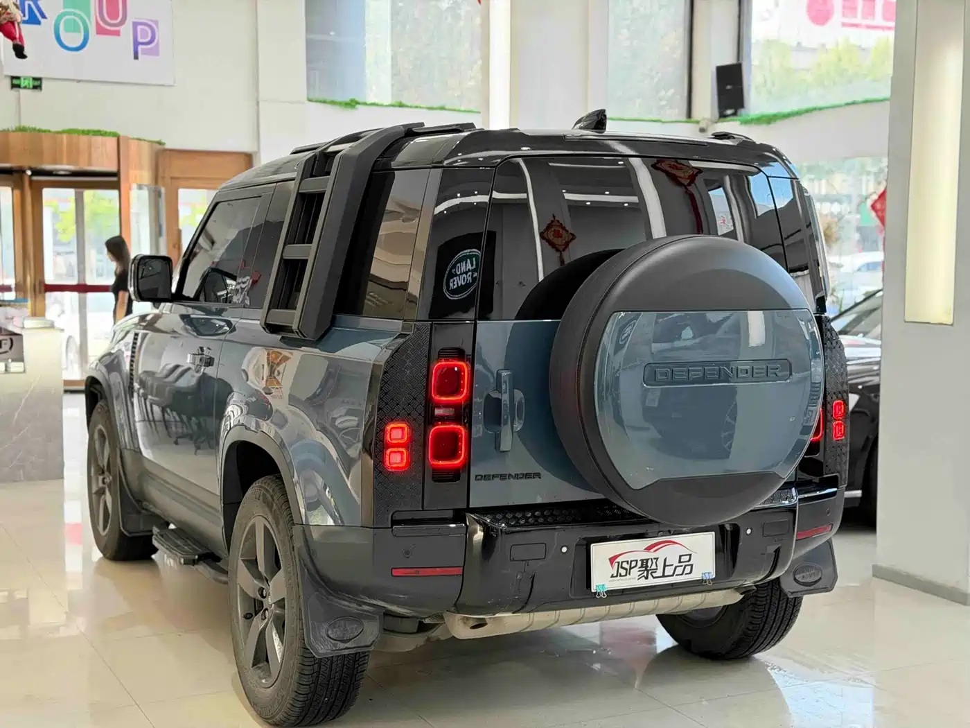 Photo 14 - Land Rover Defender