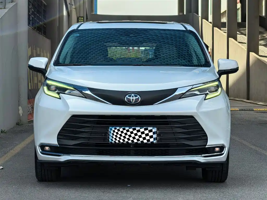 Toyota Sienna 2021 2.5L Hybrid Comfort Edition фото 2