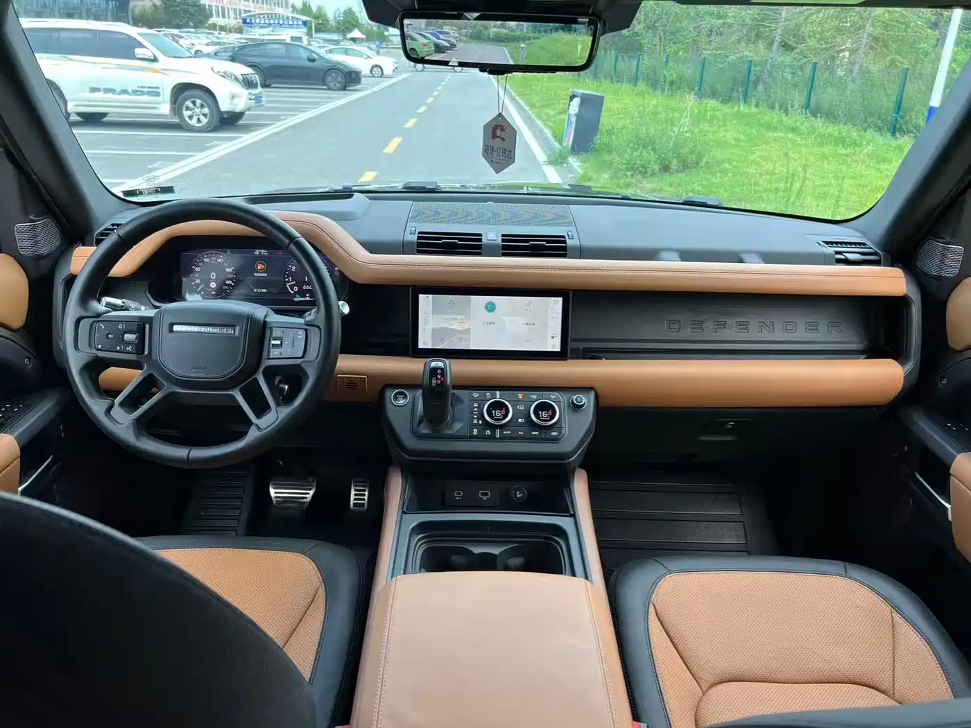 Photo 12 - Land Rover Defender