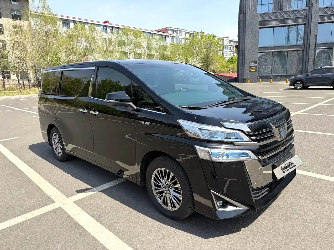 Toyota Vellfire 2021 Crown Hybrid 2.5L HV Premium Edition фото 3