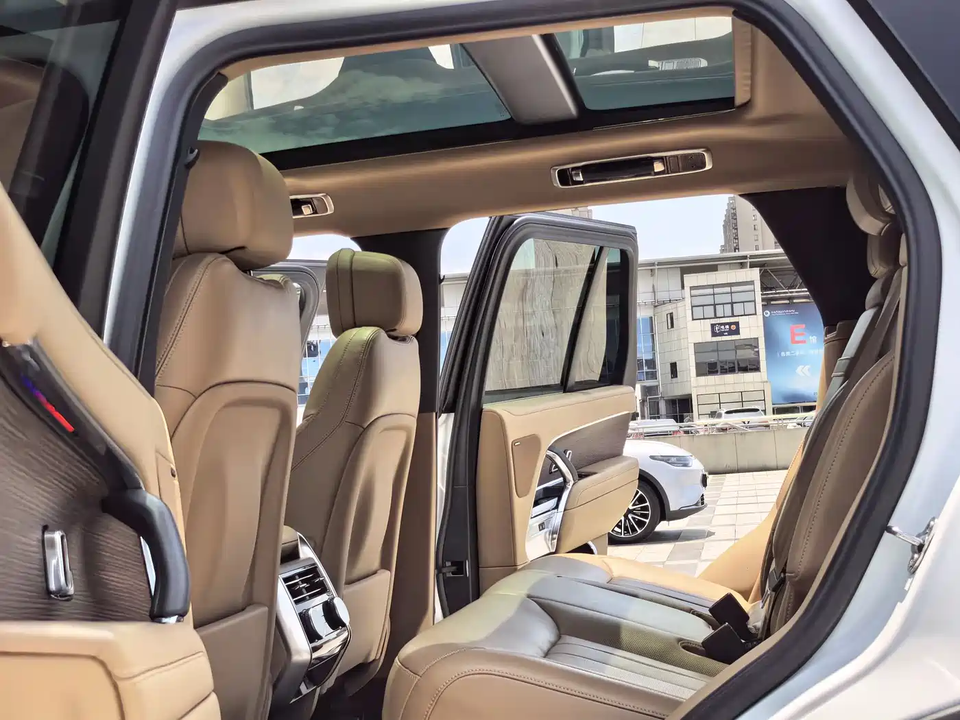 Land Rover Range Rover 2025 3.0 L6 360PS Golden Age Edition фото 14