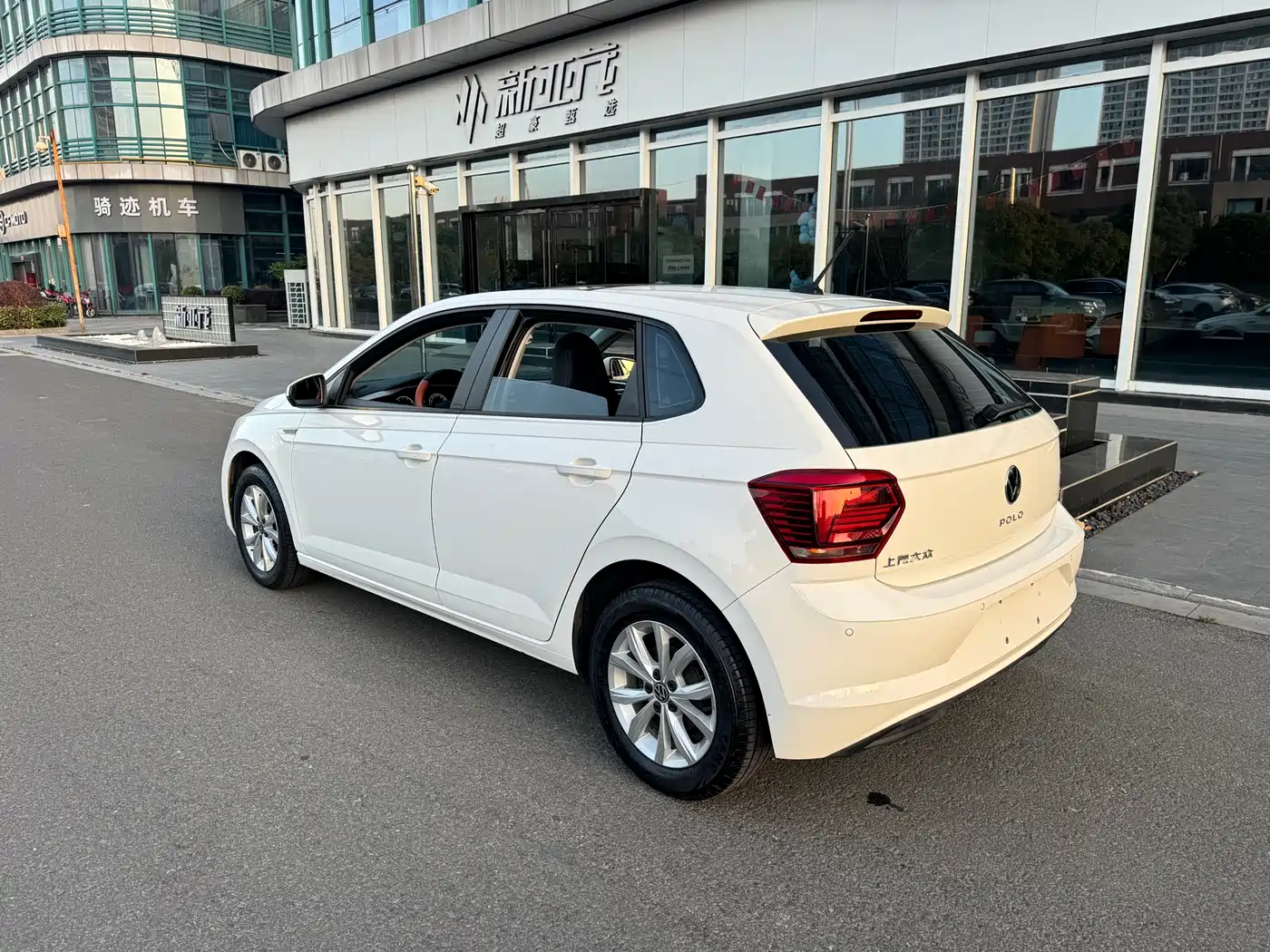 VOLKSWAGEN POLO