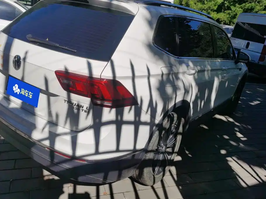 Photo 3 - Volkswagen Tiguan L