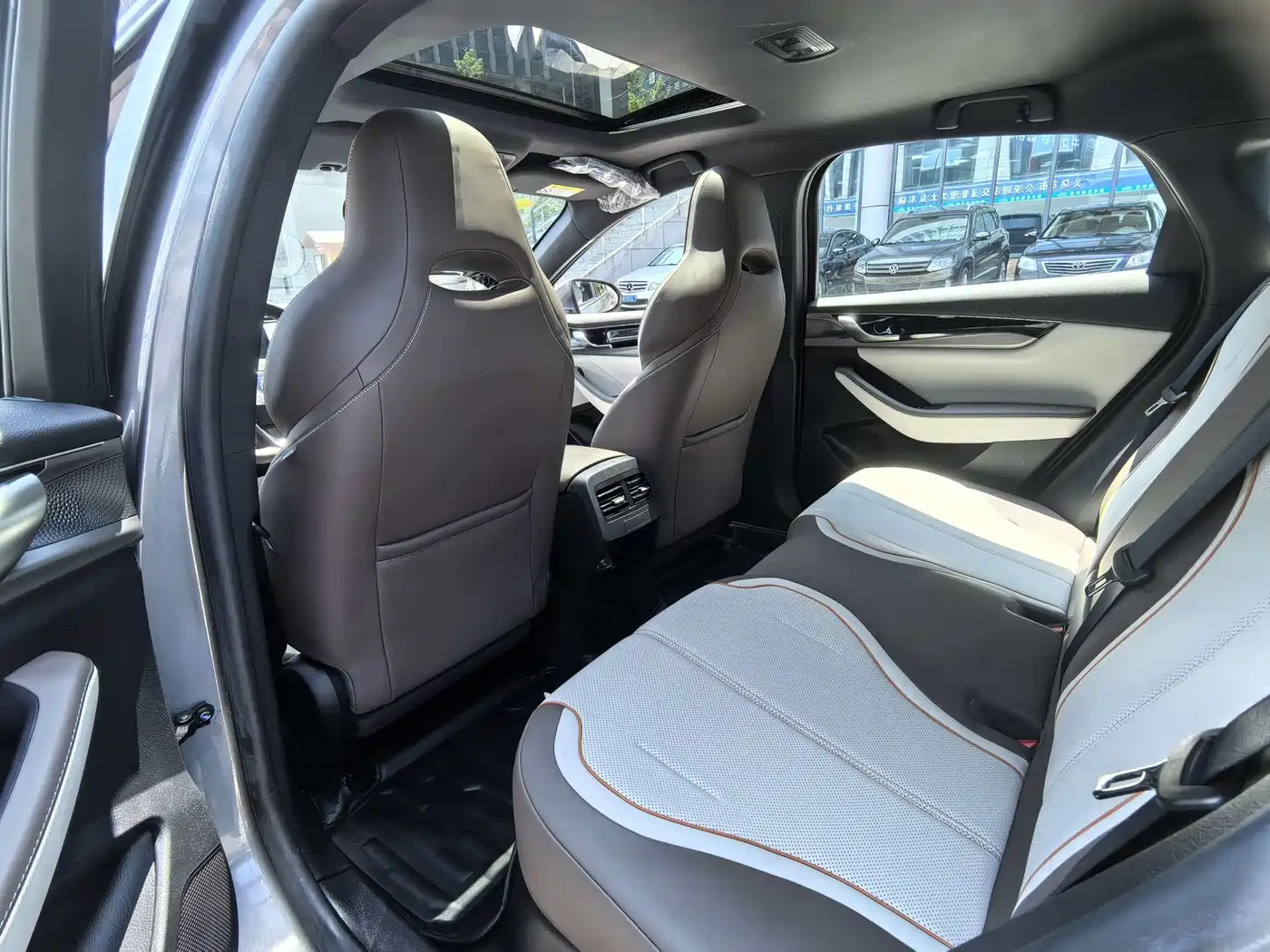 BYD Qin PLUS 2024 Glory Edition DM-i 55KM Surpass фото 8