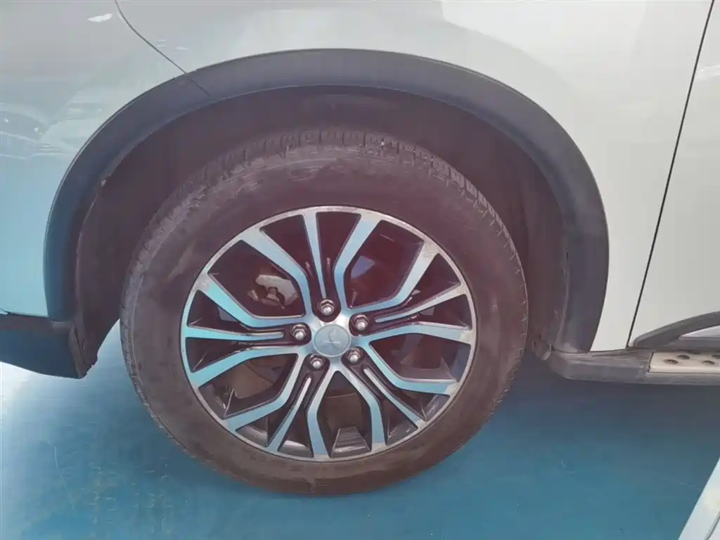 Mitsubishi Outlander 2016 2.4L 4WD Luxury Edition 7-seater фото 23
