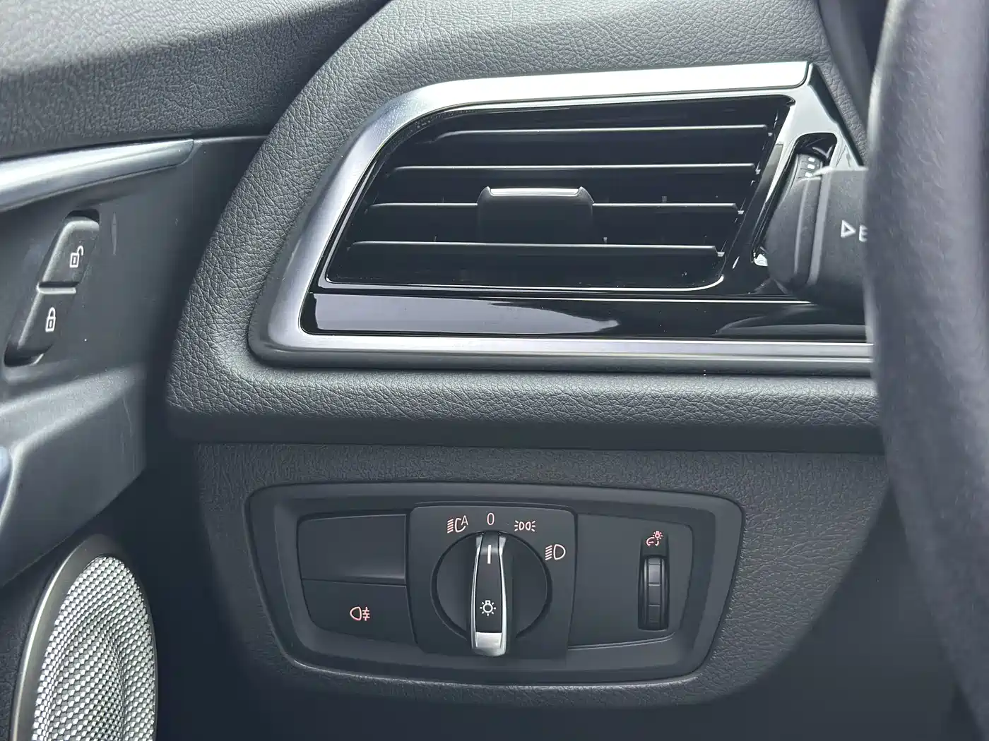 BMW 1 Series 2023 120i M Sport фото 12