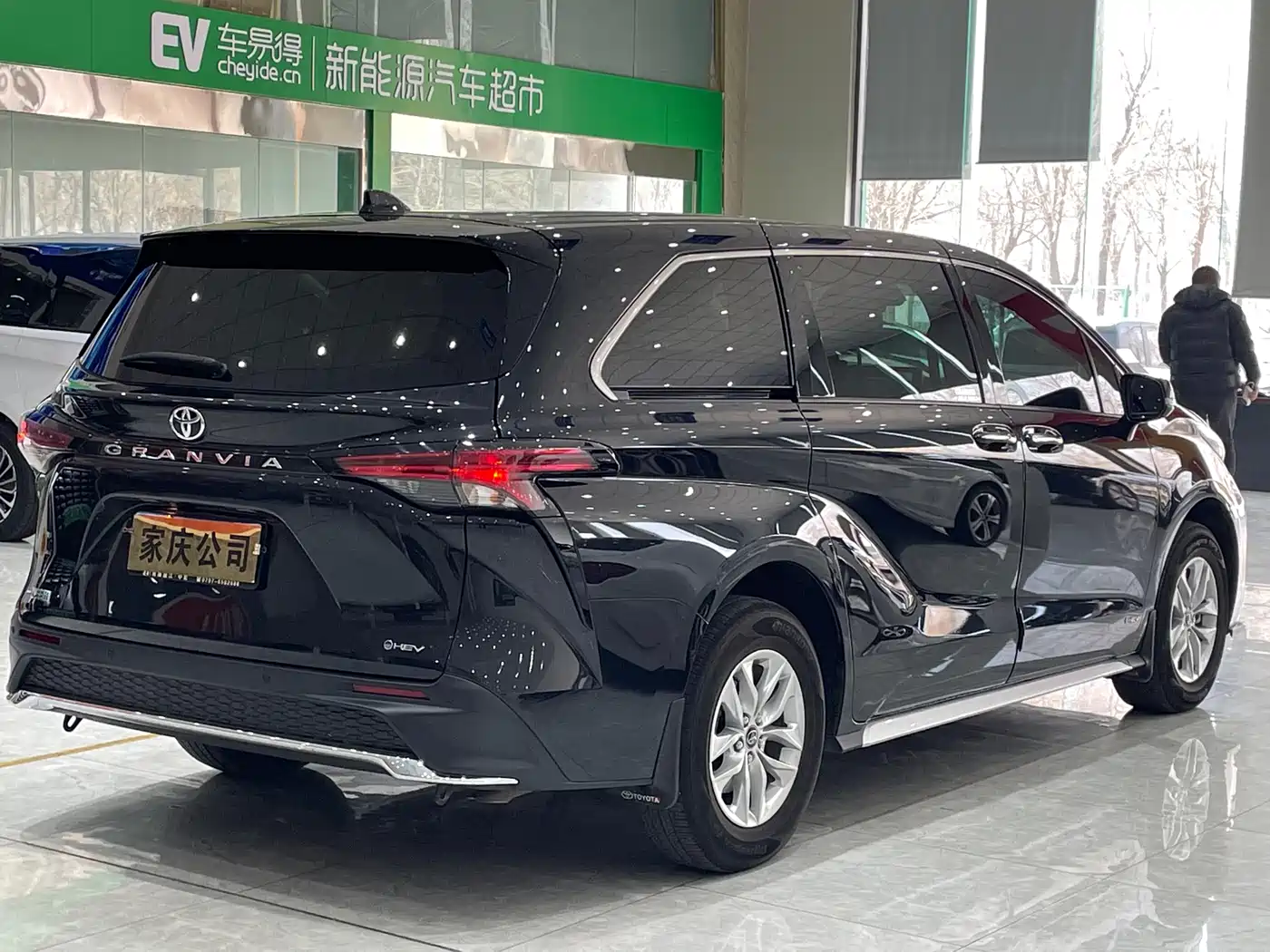 Toyota Granvia 2024 2.5L Hybrid Comfort фото 8