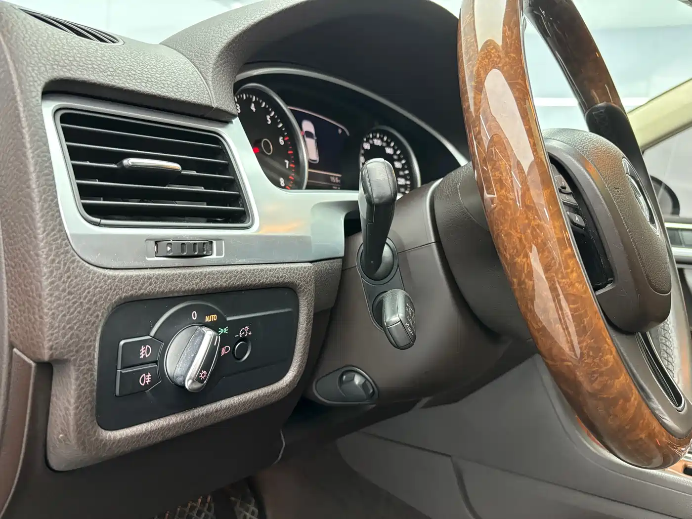 Volkswagen Touareg 2012 R-Line High Spec фото 16