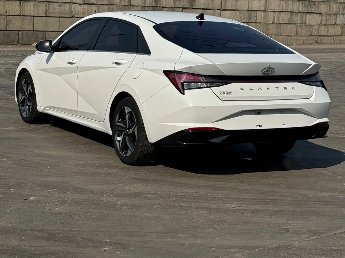 Hyundai Elantra 2023 Model 1.5L CVT LUX Premium Edition фото 5