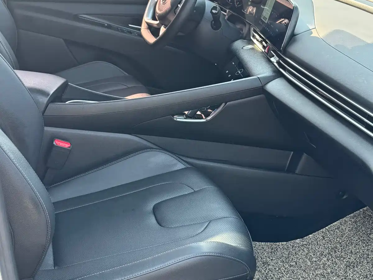 Hyundai Elantra 2023 Model 1.5L CVT LUX Premium Edition фото 15