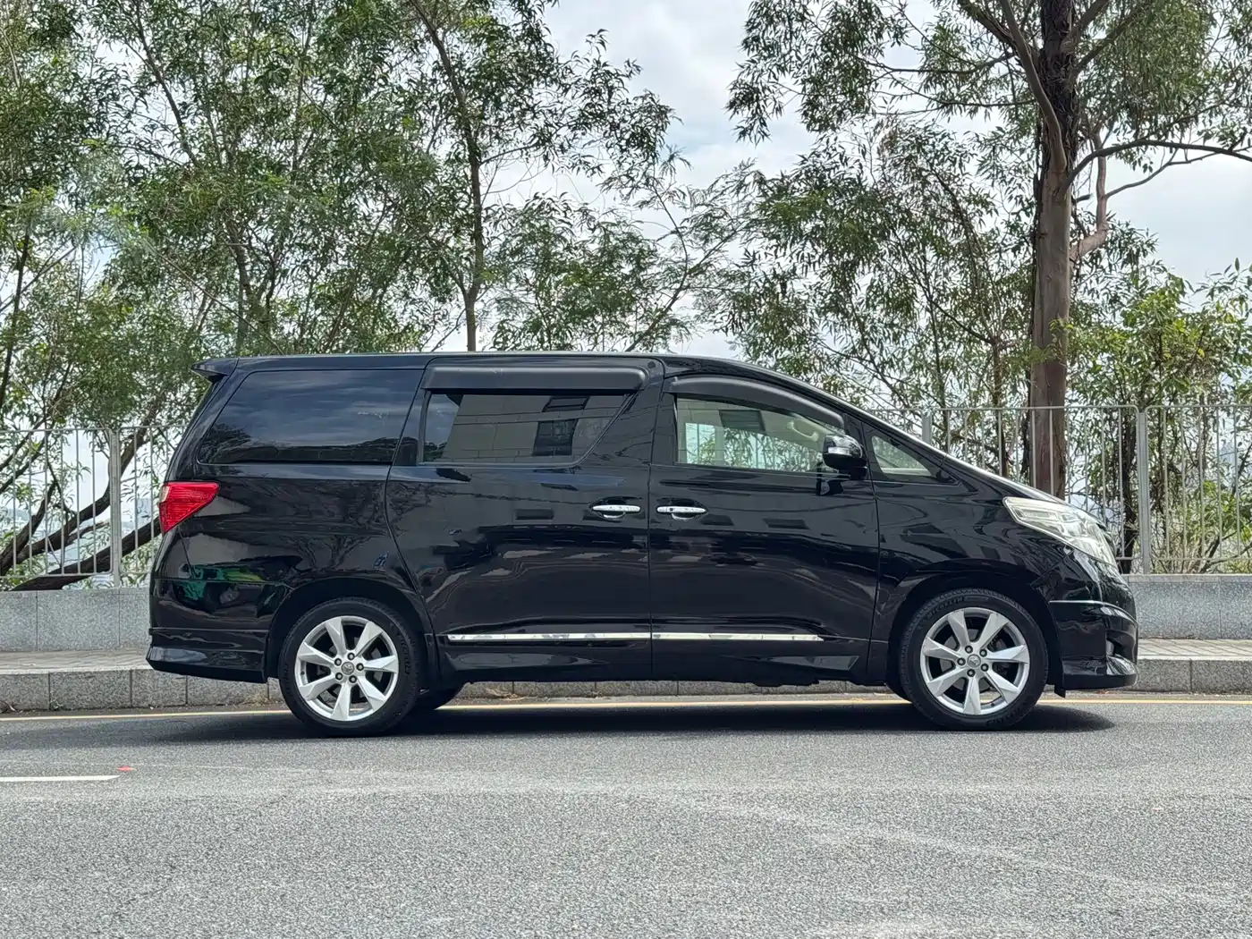 Toyota Alphard 2011 3.5L Luxury Edition фото 7