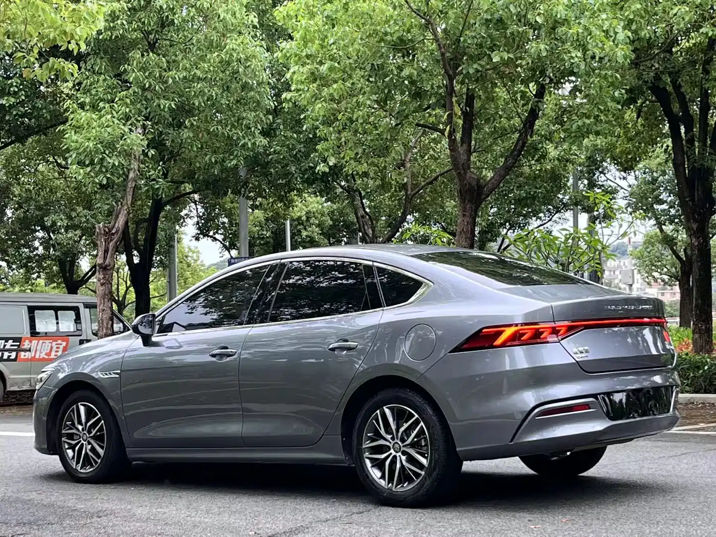 BYD Qin PLUS 2021 DM-i 55KM Flagship фото 6