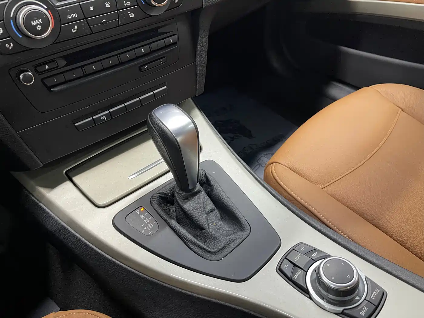 BMW 3 Series 2011 320i Luxury фото 17