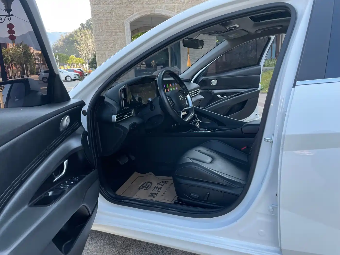 Hyundai Elantra 2021 1.5L CVT LUX Premium Edition фото 5