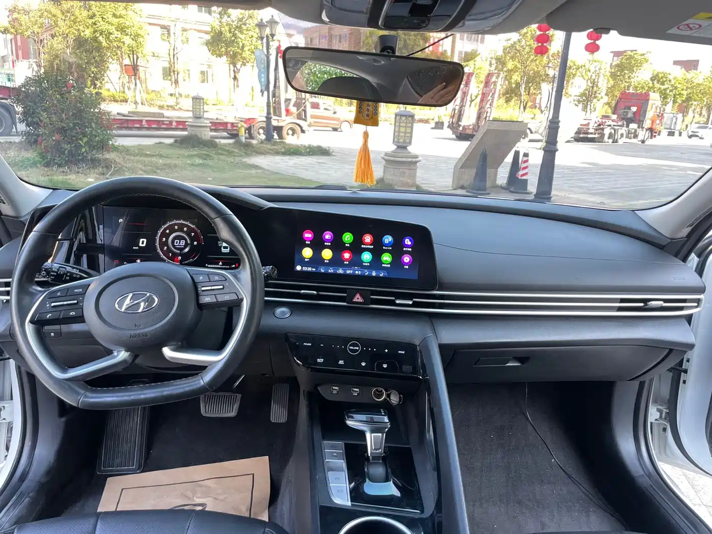 Hyundai Elantra 2021 1.5L CVT LUX Premium Edition фото 4