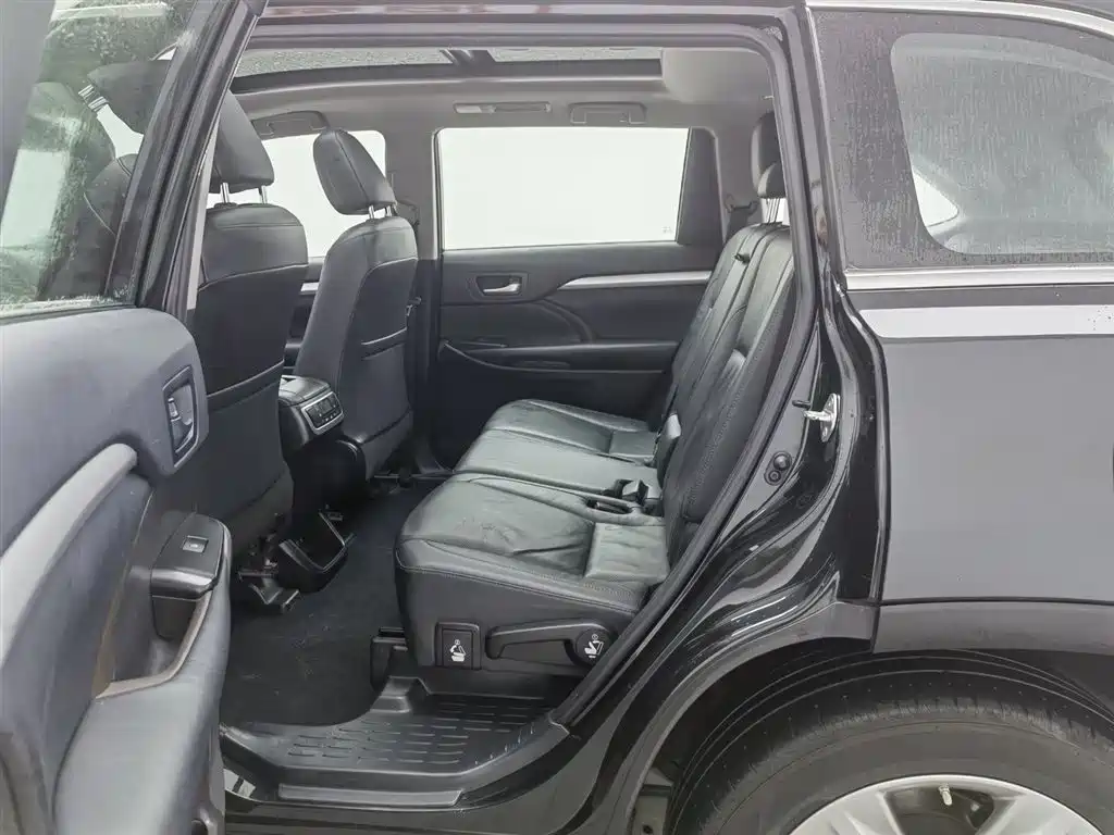 TOYOTA HIGHLANDER