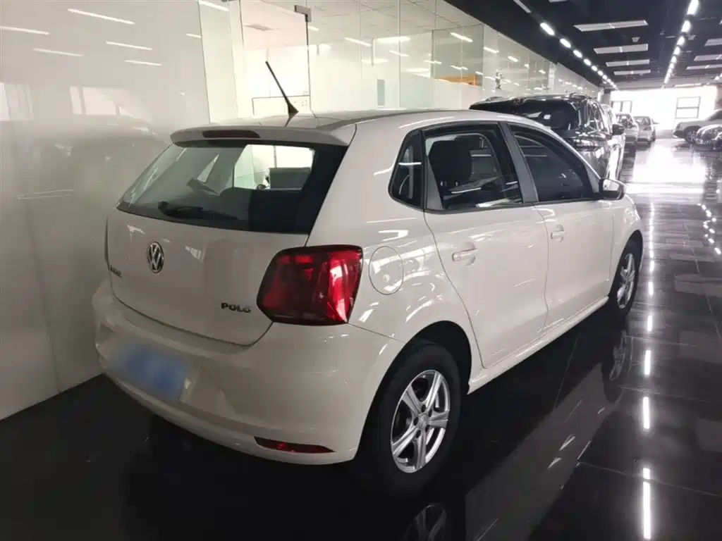 Volkswagen Polo 2014 1.4L Manual Trend Edition фото 7