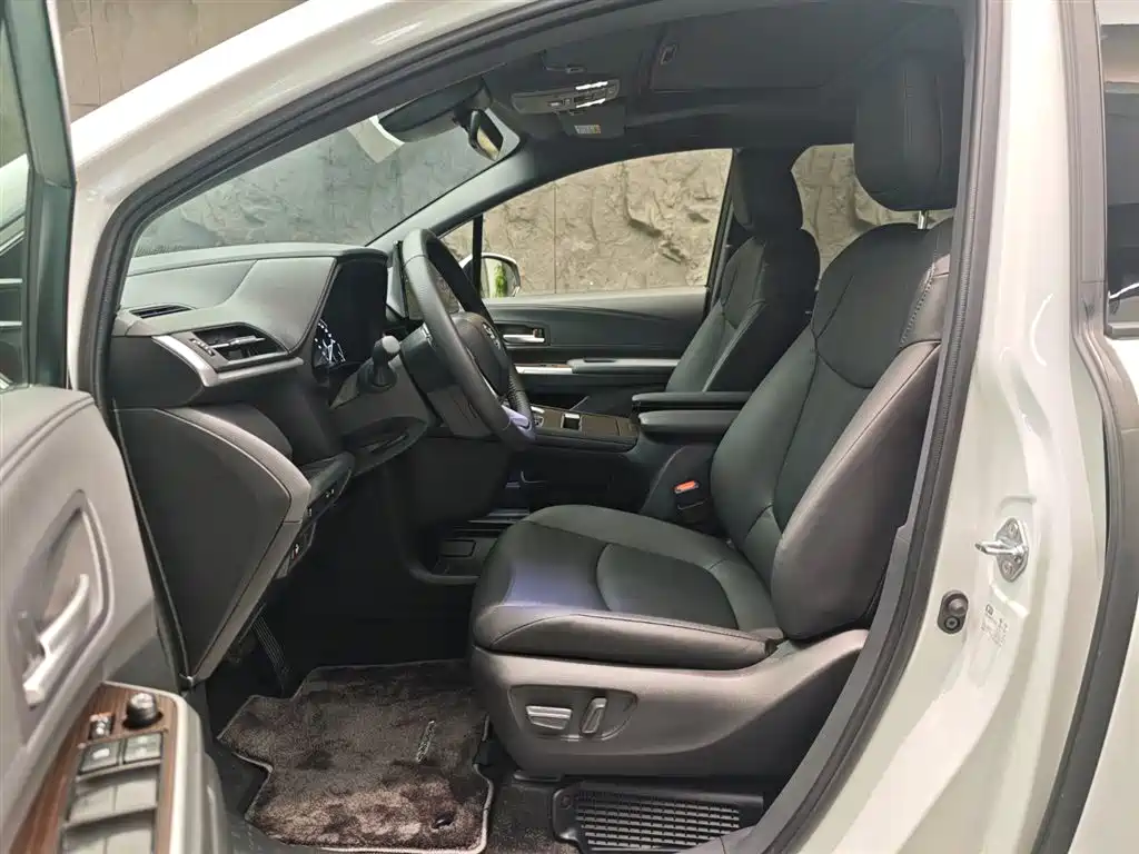 Toyota Sienna 2024 2.5L Hybrid AWD Luxury Edition фото 8