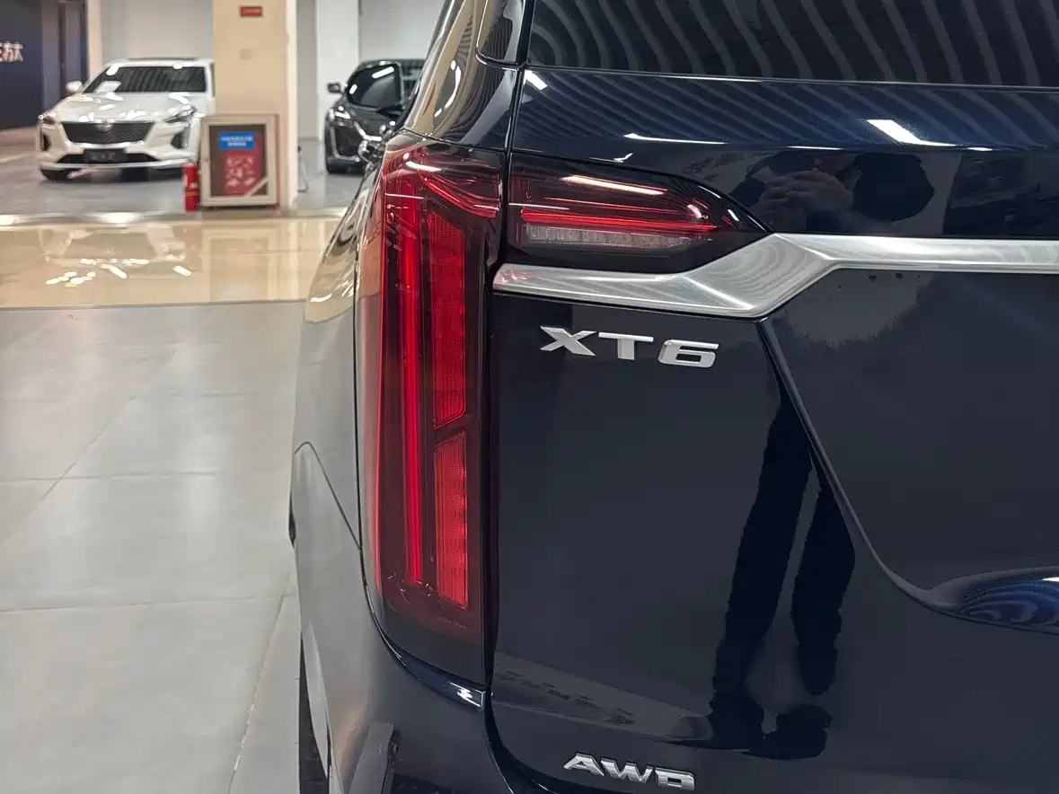 CADILLAC XT6