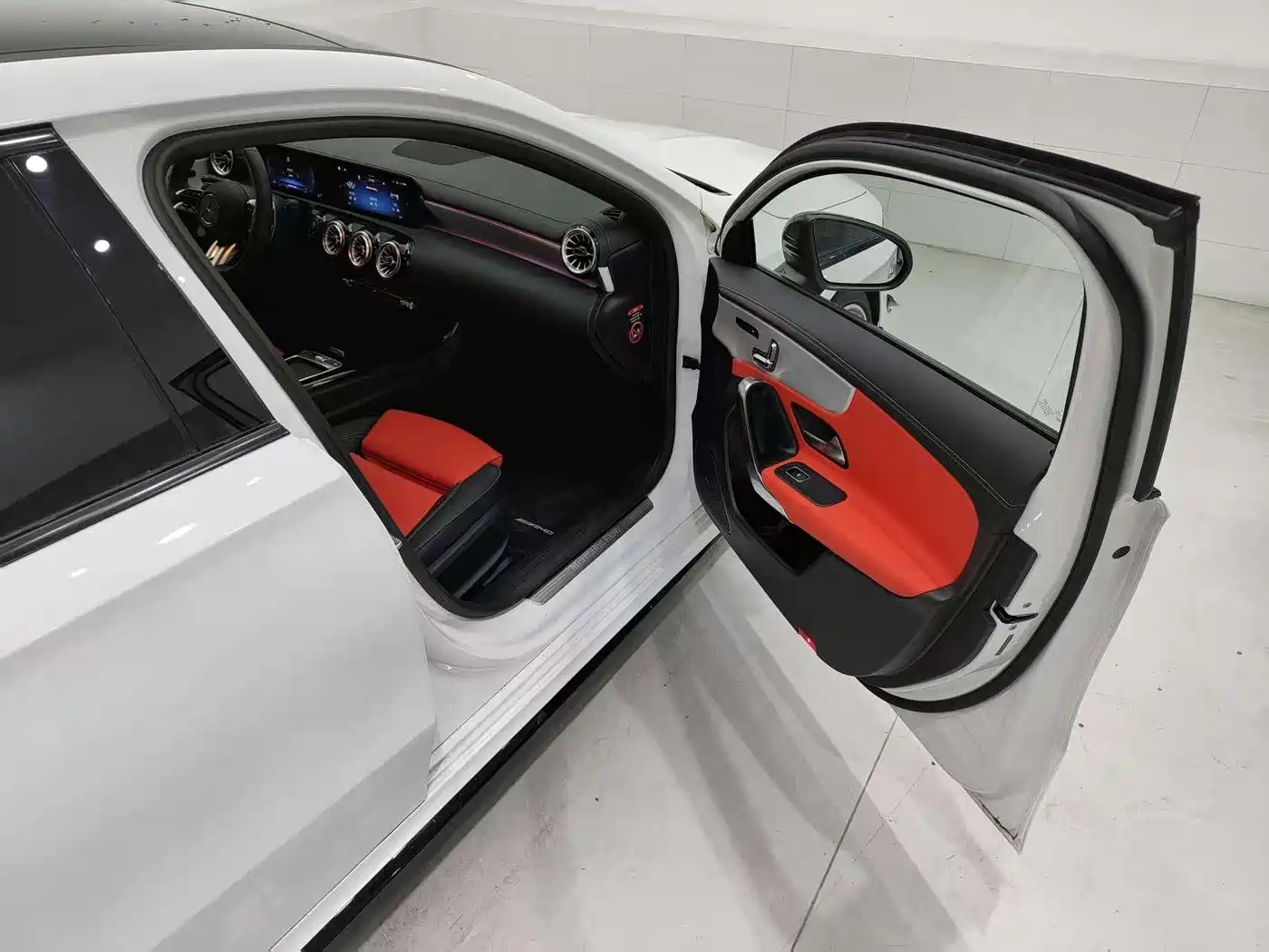 Mercedes-Benz A-Class AMG 2025 AMG A 35 L 4MATIC фото 5