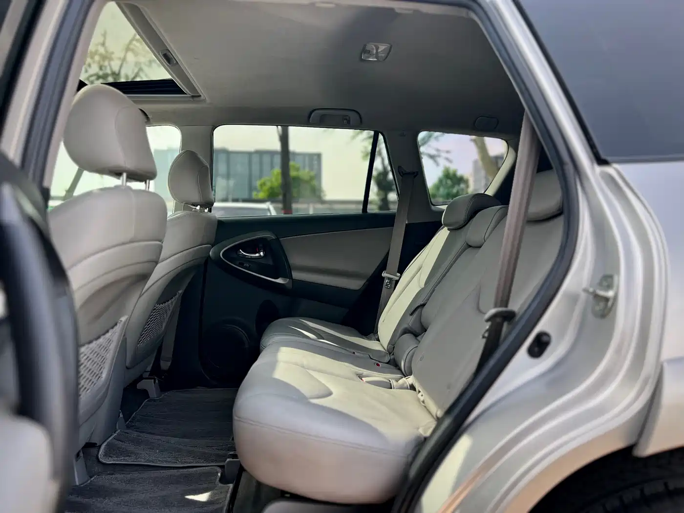 Toyota RAV4 Rongfang 2010 2.4L Automatic Luxury Upgrade Edition фото 29