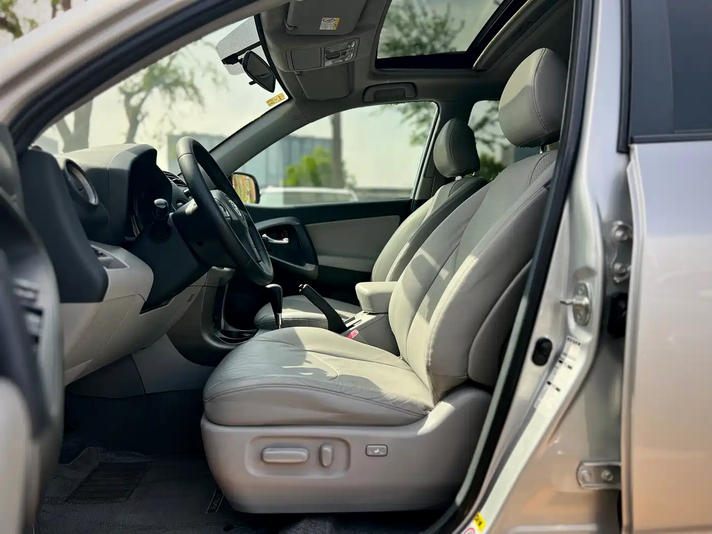 Toyota RAV4 Rongfang 2010 2.4L Automatic Luxury Upgrade Edition фото 27