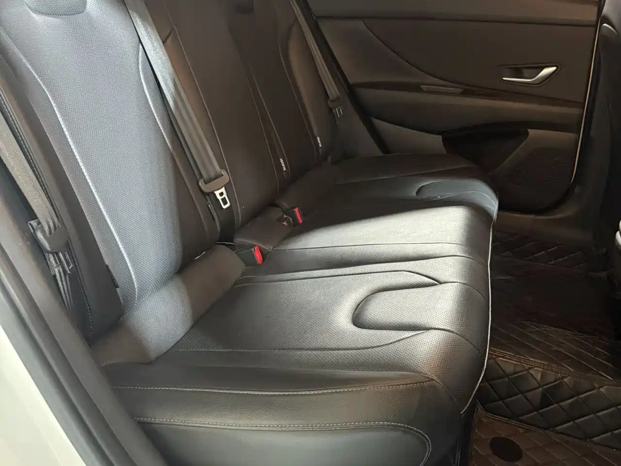 Hyundai Elantra 2022 1.5L CVT LUX Premium Edition фото 15